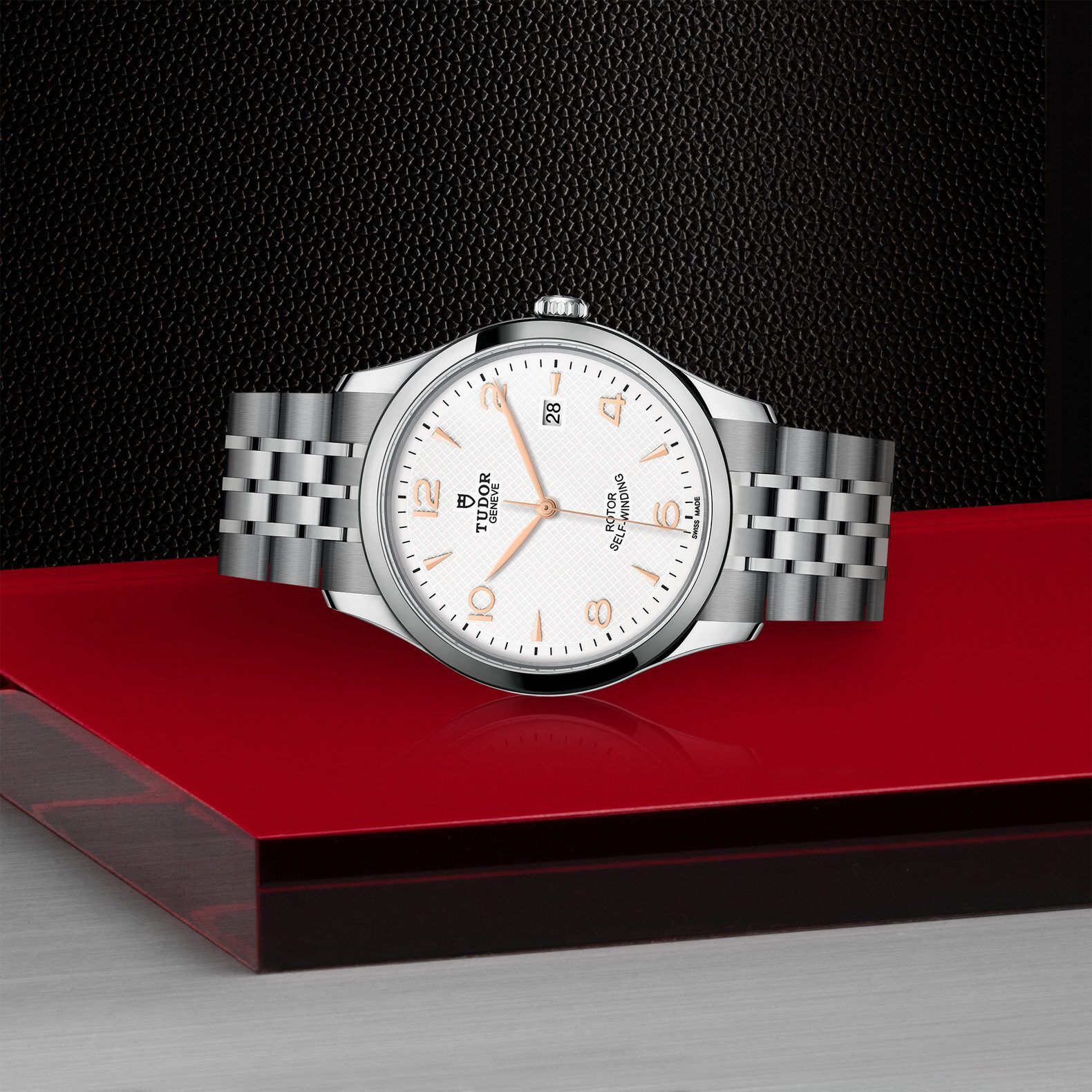 TUDOR - m91650-0011_layingdown